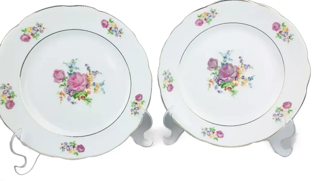 Foto de um(a) Par de pratos com tema floral - Steatita, da categoria de Jogos de pratos. Par de pratinhos ornamentais para parede da PORCELANA STEATITA / PARANÁ. Decoração floral em policromia com filete dourado.... Vendido no marketplace Trésors.