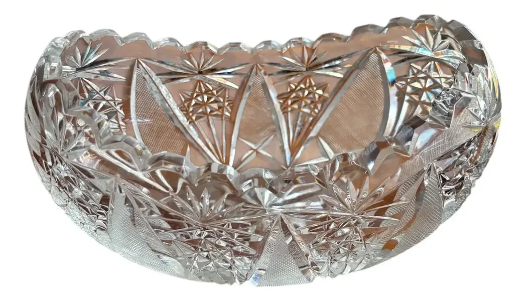 Foto de um(a) Antigo Vaso Centro De Mesa Jardineira Navete Cristal Tcheco, da categoria de Cachepot. Antigo centro de mesa modelo navete em cristal tcheco com riquíssima lapidação manual. Peça muito versátil e decorativa,... Vendido no marketplace Trésors.