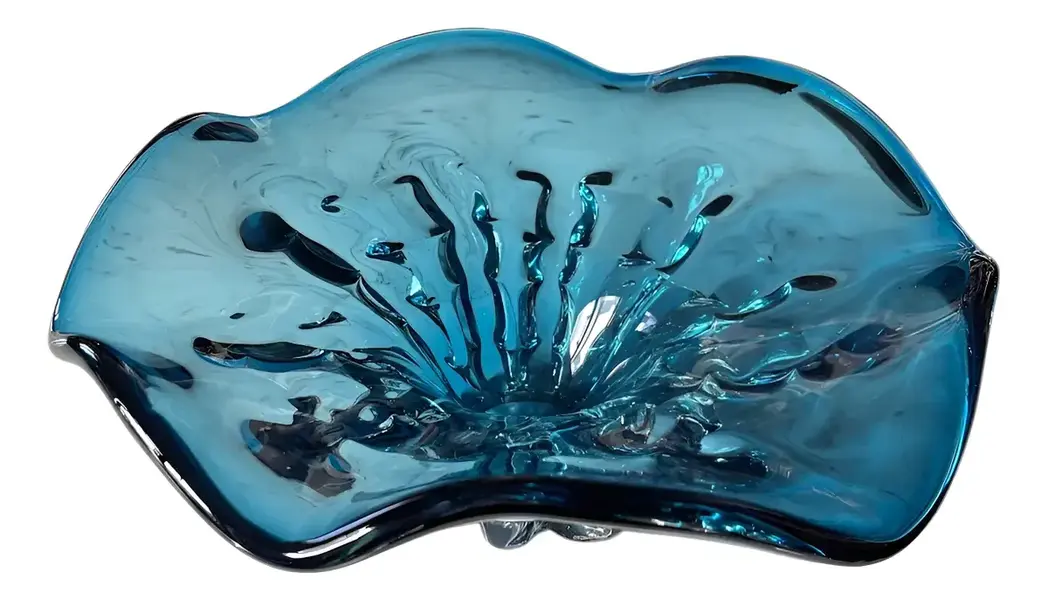 Foto de um(a) Antigo Centro De Mesa Vaso Fruteira Em Murano Italiano Azul, da categoria de Centro de mesa. Antigo centro de mesa, fruteira em Murano italiano souflé gomado na cor azul. Peça totalmente artística, feita à mão. Muito... Vendido no marketplace Trésors.