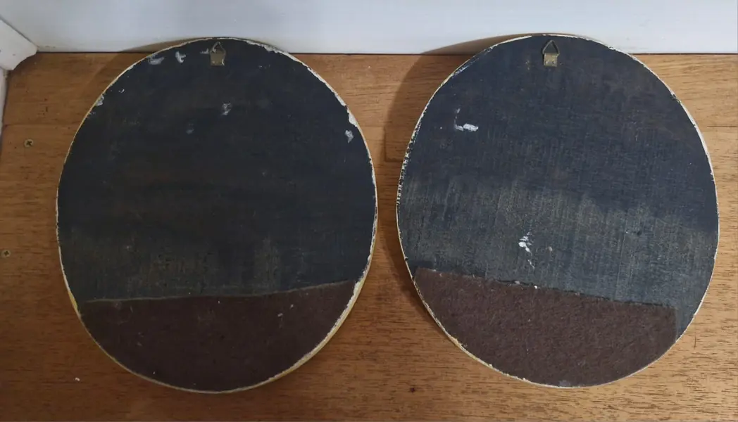 Foto de um(a) Lindíssimas Placas decorativas vintage - antiguidade, da categoria de Placas. Belo par de placas decorativas vintage de madeira, com formato oval e bordas douradas, decorados com reproduções de famosas... Mostrado de uma perspectiva diferente. Vendido no marketplace Trésors.