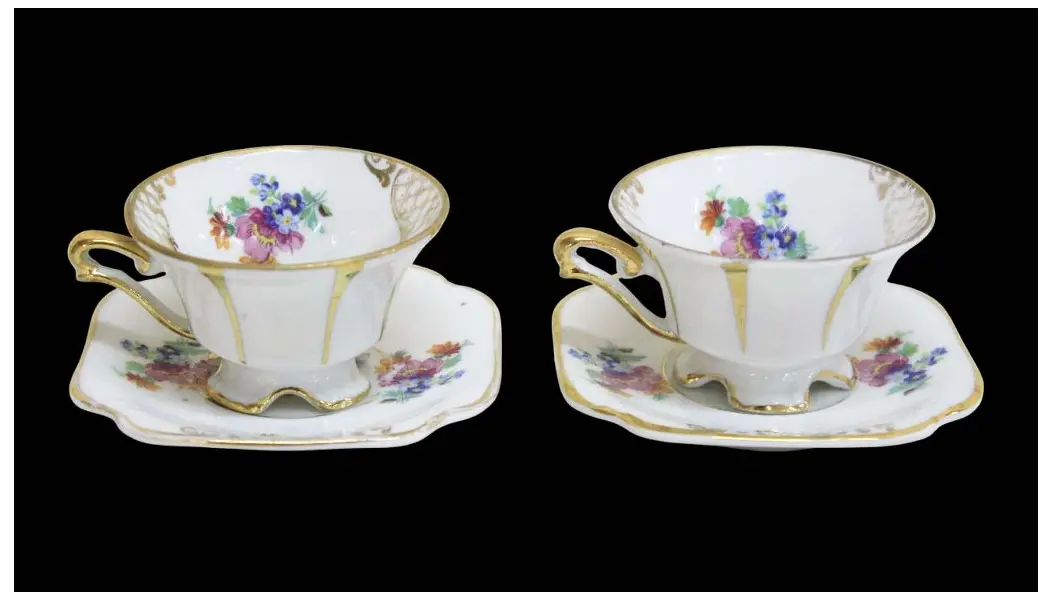 Foto de um(a) Par de xícaras para café, da categoria de Xícaras. Par de xícaras para café em porcelana branca com flores e douração, xícara com assente em quatro pés e pires quadrado com... Mostrado de uma perspectiva diferente. Vendido no marketplace Trésors.
