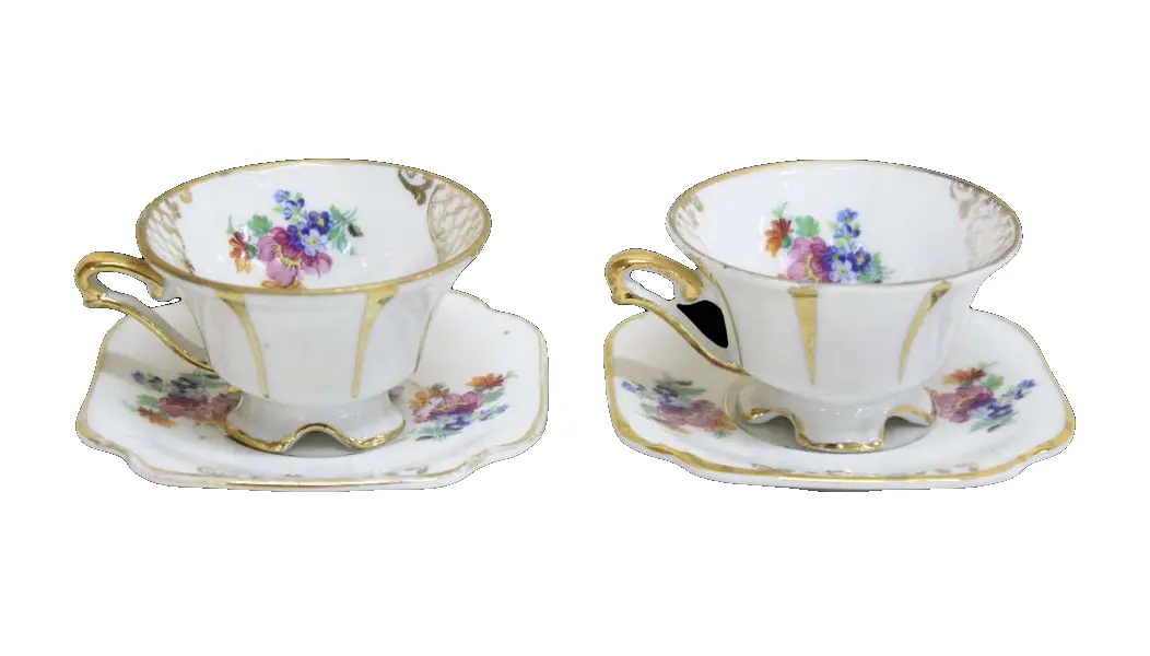 Foto de um(a) Par de xícaras para café, da categoria de Xícaras. Par de xícaras para café em porcelana branca com flores e douração, xícara com assente em quatro pés e pires quadrado com... Vendido no marketplace Trésors.