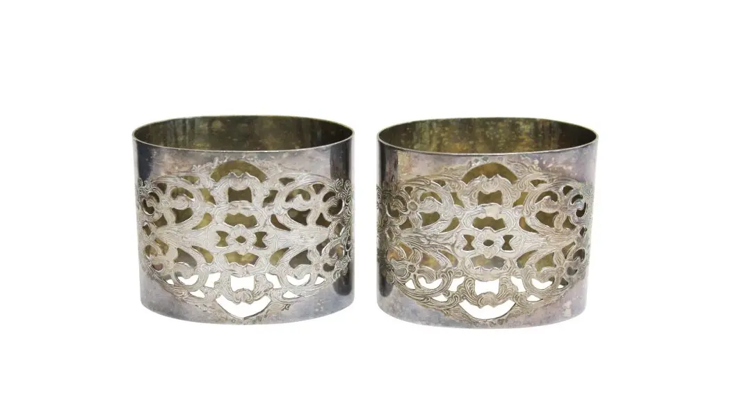 Foto de um(a) Par de porta - guardanapos MERIDIONAL, da categoria de Anel para guardanapo. Antigo par de porta guardanapos na caixa original, da manufatura MERIDIONAL em metal espessurado a prata com decoração... Mostrado de uma perspectiva diferente. Vendido no marketplace Trésors.