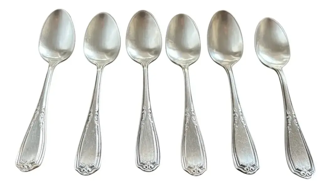 Foto de um(a) Antigo Conjunto Seis Colheres Chá Café Em Prata Wm Rogers, da categoria de Colheres. WM Rogers Antigo conjunto con seis colheres para chá ou café em prata americana. William Hazen Rogers foi um mestre ourives... Vendido no marketplace Trésors.