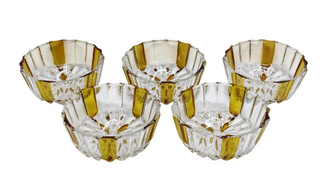 Foto de um(a) Conjunto com 6 peças para sobremesa em cristal facetado, da categoria de Conjuntos de servir. Delicado conjunto de 6 peças para sobremesa, possivelmente alemão em fino cristal translúcido facetado com detalhes âmbar.... Mostrado de uma perspectiva diferente. Vendido no marketplace Trésors.