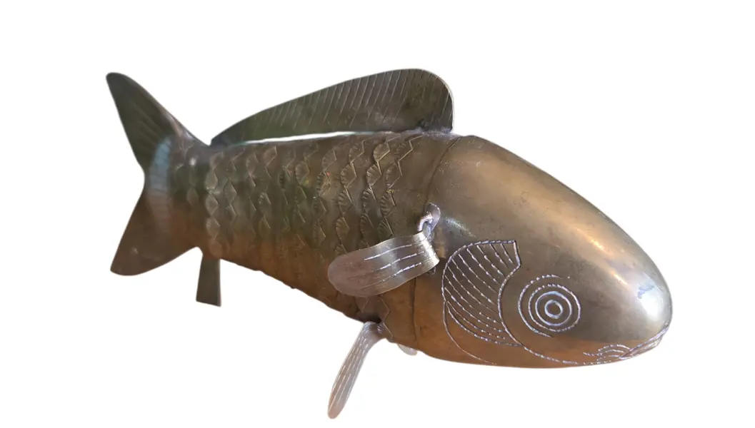 Foto de um(a) Peixe Escultural em Latão Dourado, da categoria de Escultura. A pátina natural do latão confere um charme vintage autêntico, tornando-o o acessório perfeito para mesas de centro,... Mostrado de uma perspectiva diferente. Vendido no marketplace Trésors.