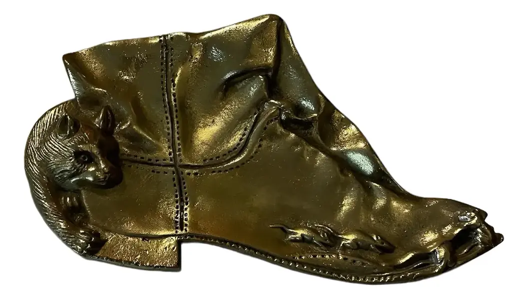 Foto de um(a) Antiga Escultura Placa Porta Cartões Rato E Gato De Botas, da categoria de Escultura. Antiga escultura artística porta cartões ou despojador em bronze maciço francês. Referência ao gato de botas. Peça de ótima... Vendido no marketplace Trésors.