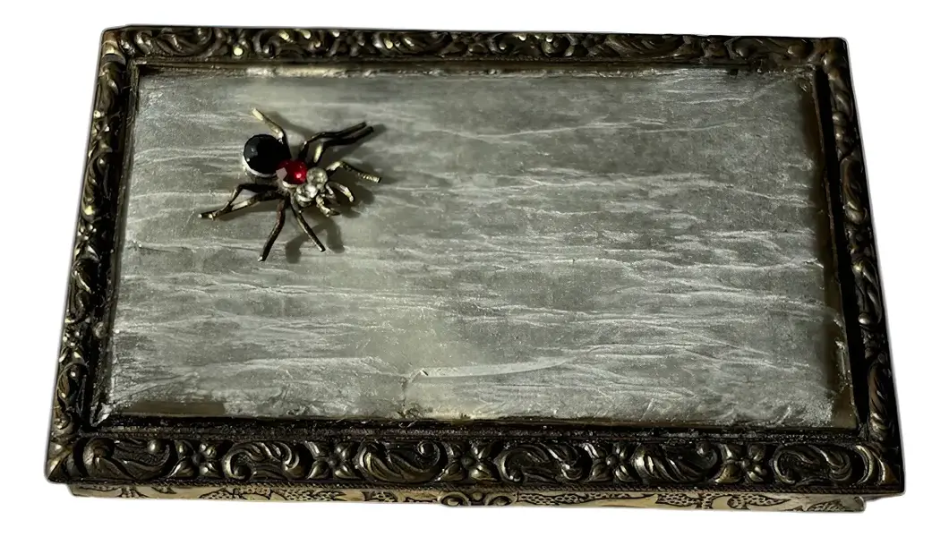 Foto de um(a) Antiga Caixinha Porta Cartões Cigarreira Em Bronze Francês, da categoria de Cigarreiras e piteiras. Antiga e rara caixinha porta cartões ou cigarreira em metal e bronze francês com curiosa decoração de aranha com pedras.... Vendido no marketplace Trésors.