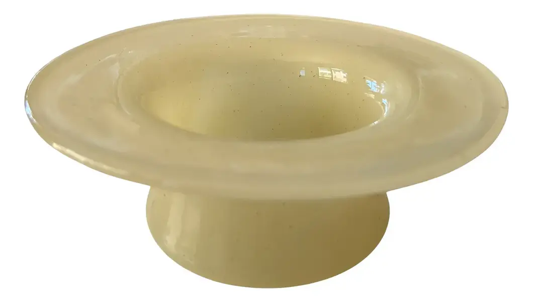 Foto de um(a) Antigo Bowl Decorativo Em Legítimo Murano Studio Glass, da categoria de Objetos decorativos. Studio GlassAntigo bowl decorativo no formato de cartola em Murano artístico, meio leitoso. Linda cor, chique. Combina com... Vendido no marketplace Trésors.