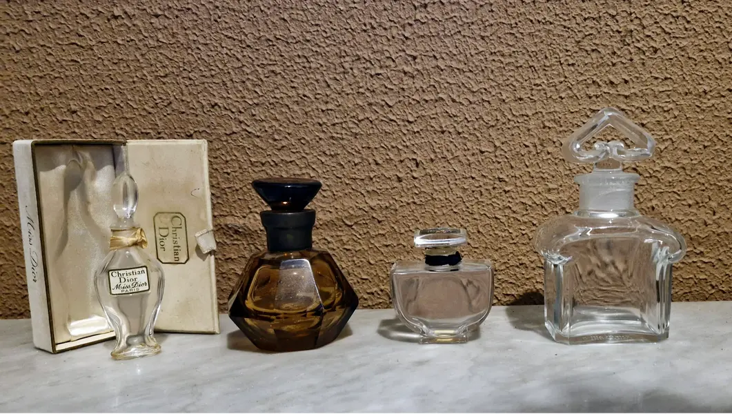 Foto de um(a) Coleção de raros frascos de perfumes franceses, da categoria de Garrafas, potes e jarros. Belíssima coleção de frascos de perfumes franceses (vazios). Sendo 4 de vidro transparente e 1 de cristal âmbar. Marca... Mostrado de uma perspectiva diferente. Vendido no marketplace Trésors.