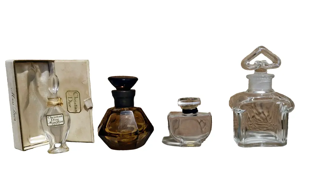 Foto de um(a) Coleção de raros frascos de perfumes franceses, da categoria de Garrafas, potes e jarros. Belíssima coleção de frascos de perfumes franceses (vazios). Sendo 4 de vidro transparente e 1 de cristal âmbar. Marca... Vendido no marketplace Trésors.