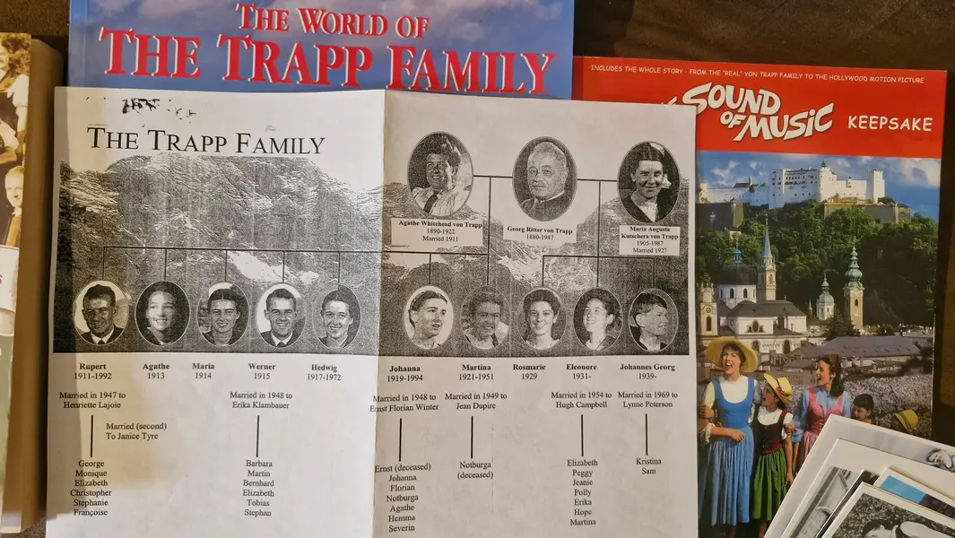 Foto de um(a) Coleção única para os amantes do clássico - A Noviça Rebelde, da categoria de Revistas. Coleção rara e especial de revistas da Família Trapp - A Noviça Rebelde Para os amantes da cultura austríaca, esta coleção... Mostrado de uma perspectiva diferente. Vendido no marketplace Trésors.