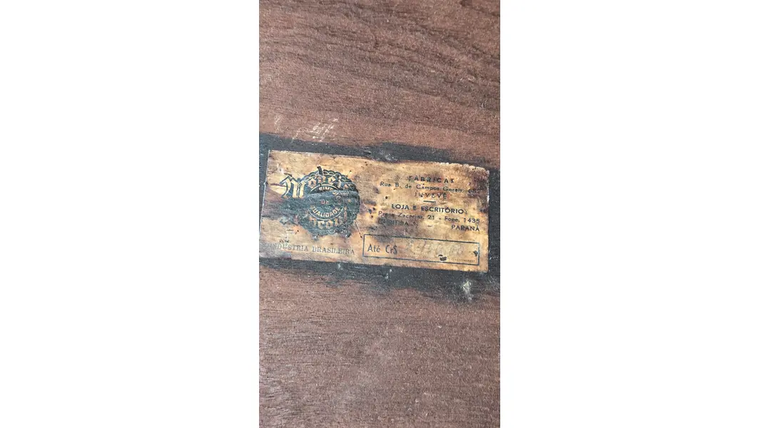 Foto de um(a) Rara Escrivaninha Ronconi em Imbuia Maciça – Design Atemporal e Selo de Autenticidade, da categoria de Escrivaninhas e Mesas de escritório. Uma oportunidade única para adquirir uma peça de história do mobiliário brasileiro. Esta escrivaninha, fabricada pela... Mostrado de uma perspectiva diferente. Vendido no marketplace Trésors.