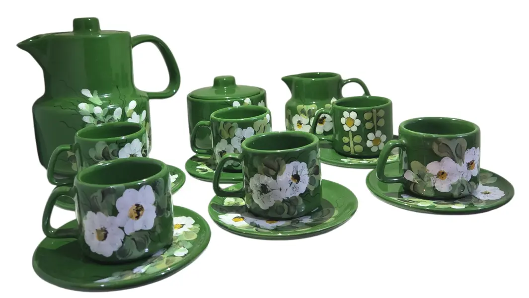 Foto de um(a) Jogo de Café/Chá em Porcelana Esmaltada Verde – Pintura Floral Artesanal – 15 Peças, da categoria de Conjuntos de café e chá. Encante seus convidados com este magnífico conjunto de café em porcelana esmaltada. Com um acabamento em verde folha... Mostrado de uma perspectiva diferente. Vendido no marketplace Trésors.