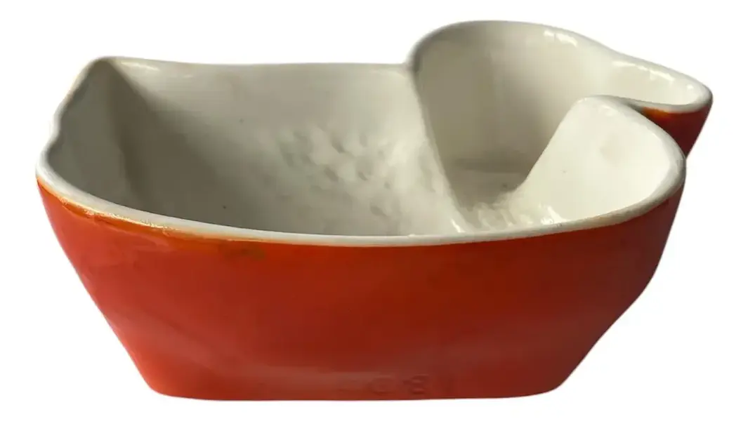 Foto de um(a) Antiga E Rara Forma De Pato Art Deco Em Porcelana Alemã, da categoria de Travessas e tigelas. Antiga e rara forminha no formato de pato, peça em porcelana alemã. Período Art Deco. Medidas 5 x 12 x 9cm. Mostrado de uma perspectiva diferente. Vendido no marketplace Trésors.