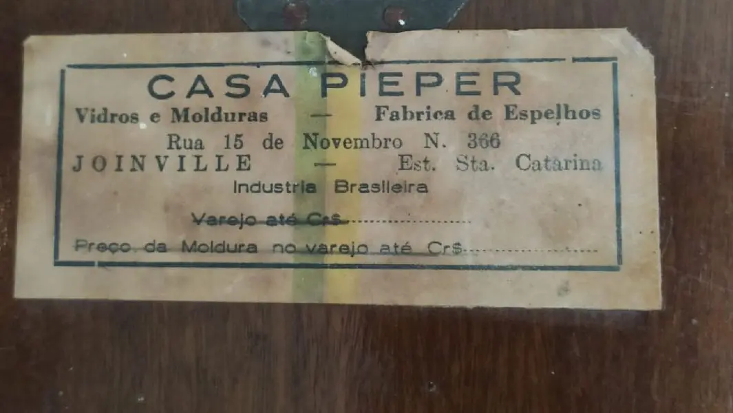 Foto de um(a) Porta Retrato Madeira e Vidro Anos 40, da categoria de Porta retratos. Porta retrato em madeira com vidro aparafusado e suporte em metal da casa pieper, joinville-sc, década de 1940.A: 21 cm / L:... Mostrado de uma perspectiva diferente. Vendido no marketplace Trésors.