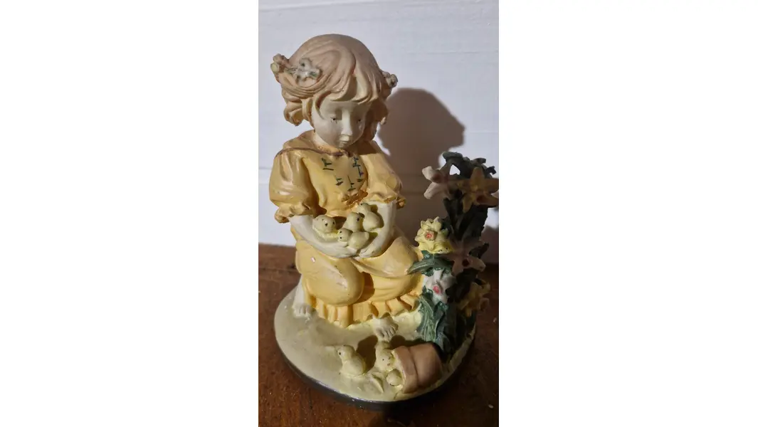 Foto de um(a) Bela escultura decorativa em resina, da categoria de Modelos e estatuetas. Esta delicada escultura decorativa retrata uma menina ajoelhada vestindo um gracioso vestido amarelo, segurando... Mostrado de uma perspectiva diferente. Vendido no marketplace Trésors.