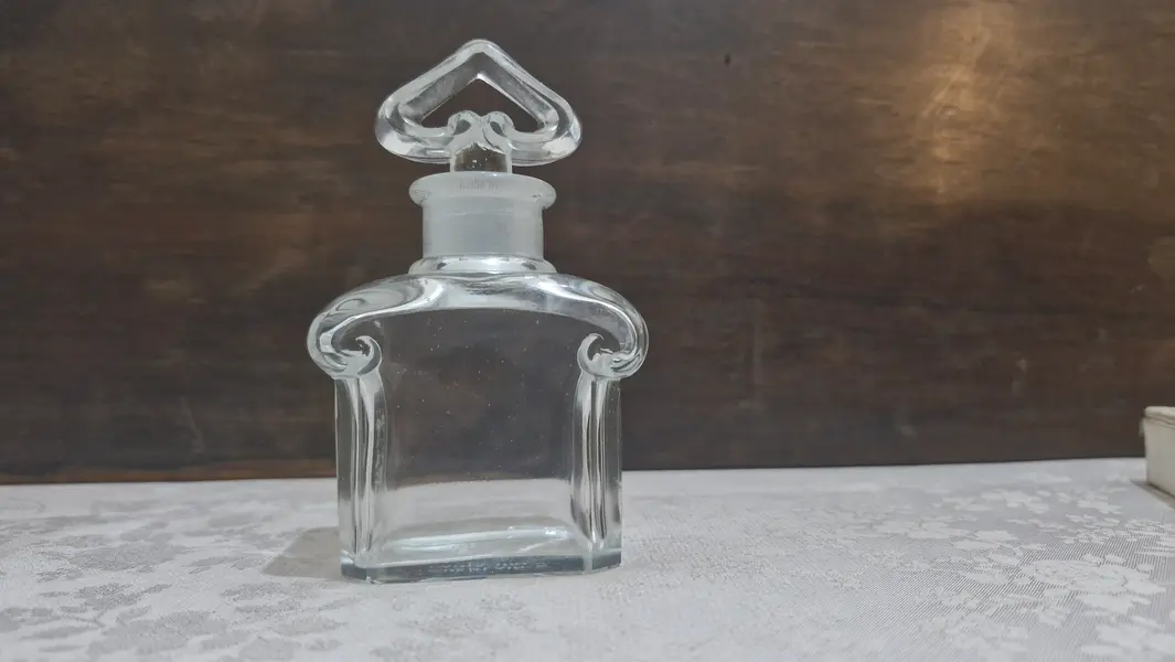 Foto de um(a) Coleção de raros frascos de perfumes franceses, da categoria de Perfumeiros. Belíssima coleção de frascos de perfumes franceses (vazios). Sendo 4 de vidro transparente e 1 de cristal âmbar. Marca... Mostrado de uma perspectiva diferente. Vendido no marketplace Trésors.