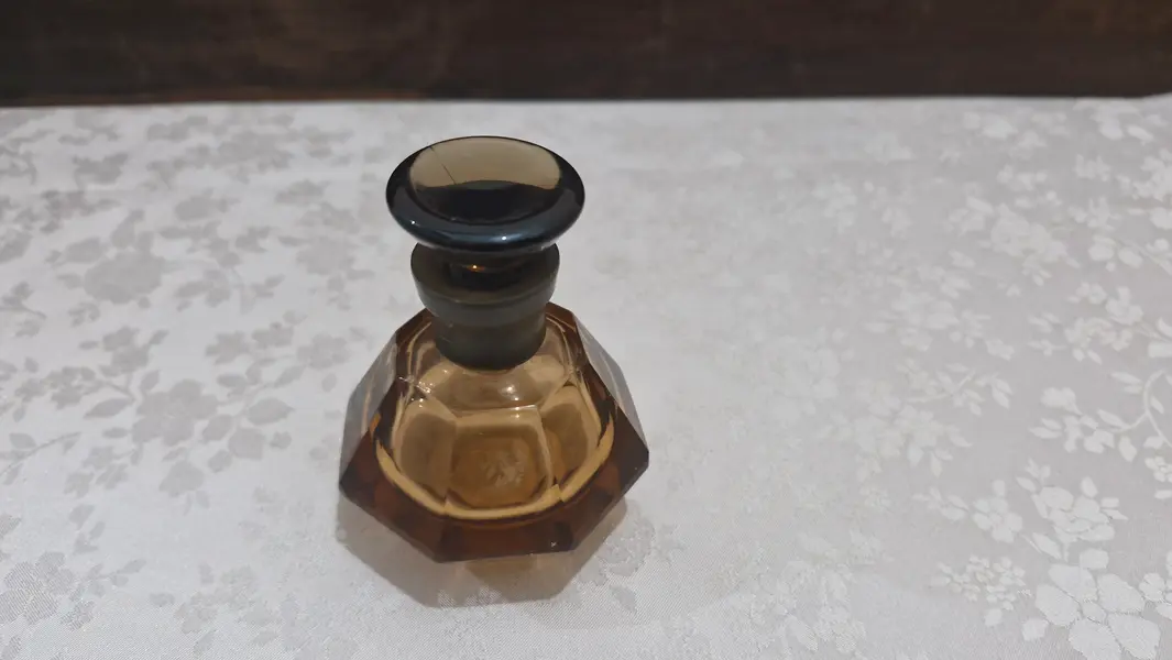 Foto de um(a) Coleção de raros frascos de perfumes franceses, da categoria de Perfumeiros. Belíssima coleção de frascos de perfumes franceses (vazios). Sendo 4 de vidro transparente e 1 de cristal âmbar. Marca... Mostrado de uma perspectiva diferente. Vendido no marketplace Trésors.