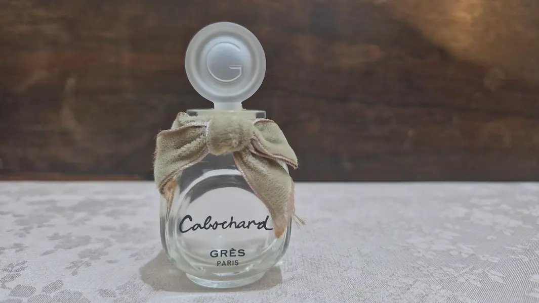 Foto de um(a) Coleção de raros frascos de perfumes franceses, da categoria de Perfumeiros. Belíssima coleção de frascos de perfumes franceses (vazios). Sendo 4 de vidro transparente e 1 de cristal âmbar. Marca... Mostrado de uma perspectiva diferente. Vendido no marketplace Trésors.