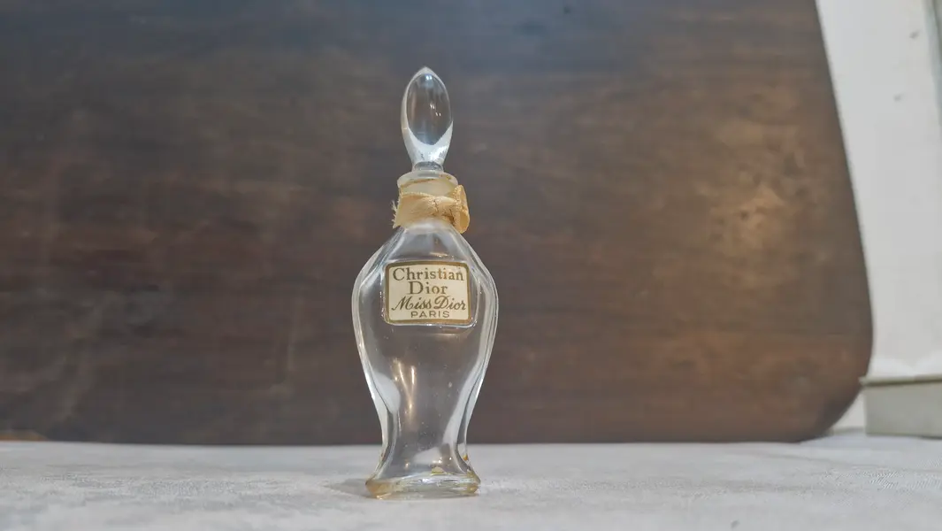 Foto de um(a) Coleção de raros frascos de perfumes franceses, da categoria de Perfumeiros. Belíssima coleção de frascos de perfumes franceses (vazios). Sendo 4 de vidro transparente e 1 de cristal âmbar. Marca... Mostrado de uma perspectiva diferente. Vendido no marketplace Trésors.