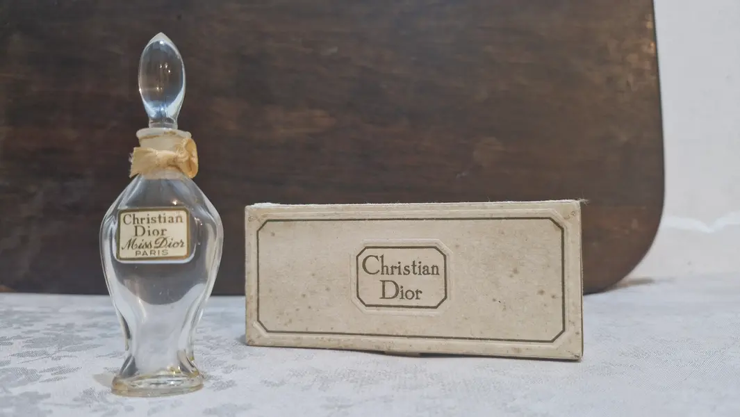 Foto de um(a) Coleção de raros frascos de perfumes franceses, da categoria de Perfumeiros. Belíssima coleção de frascos de perfumes franceses (vazios). Sendo 4 de vidro transparente e 1 de cristal âmbar. Marca... Mostrado de uma perspectiva diferente. Vendido no marketplace Trésors.