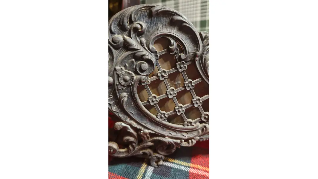 Foto de um(a) Magnífico Centro de Mesa Final Século XIX, da categoria de Escultura. Apresentamos uma magnífica obra de arte decorativa: uma suntuosa jardinière (ou floreira de mesa) figurativa em formato de... Mostrado de uma perspectiva diferente. Vendido no marketplace Trésors.