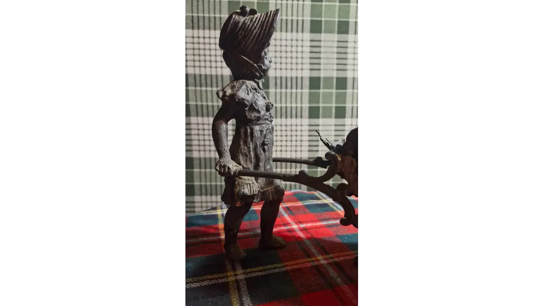 Foto de um(a) Magnífico Centro de Mesa Final Século XIX, da categoria de Escultura. Apresentamos uma magnífica obra de arte decorativa: uma suntuosa jardinière (ou floreira de mesa) figurativa em formato de... Mostrado de uma perspectiva diferente. Vendido no marketplace Trésors.