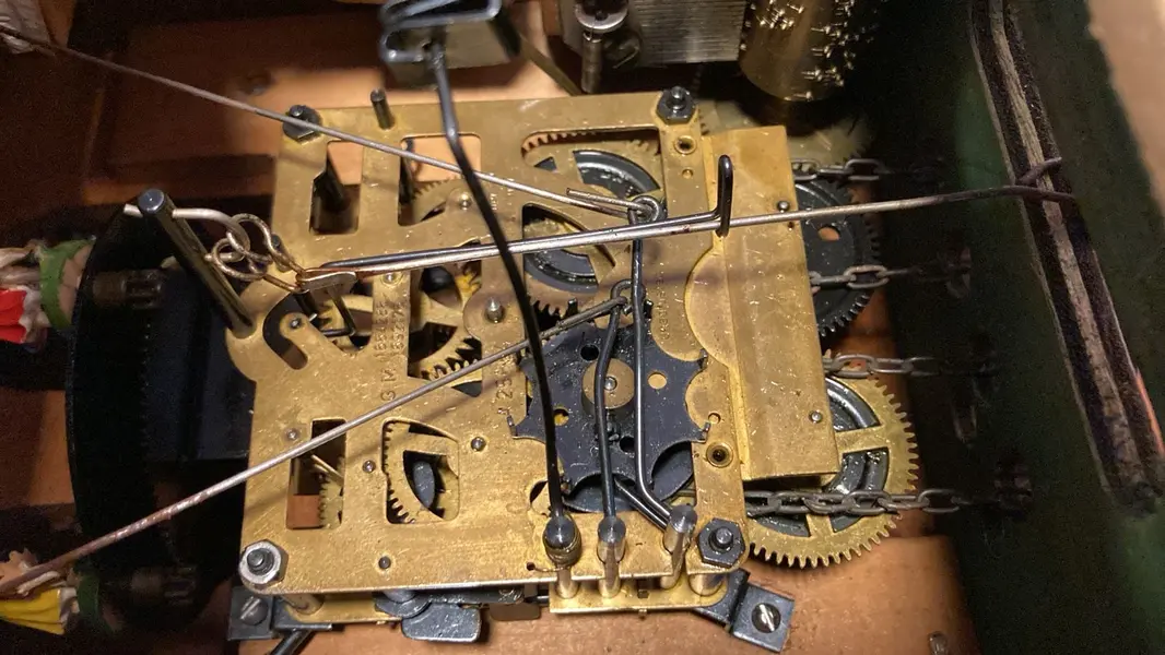 Foto de um(a) Relógio Cuco Antigo, da categoria de Relógios de parede. Este relógio cuco tradicional. O entalhe é feito de forma manual em madeira. O mecanismo em bronze com corda e... Mostrado de uma perspectiva diferente. Vendido no marketplace Trésors.