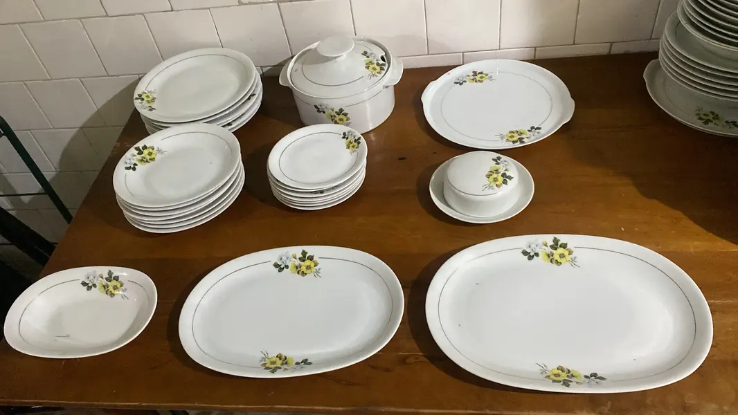 Foto de um(a) Jogo de jantar com 30 peças porcelana Renner, da categoria de Acessórios de cozinha. Lindo aparelho de jantar floral vintage, com diversas peças, incluindo pratos, travessas, sopeira, Ideal para ocasiões... Mostrado de uma perspectiva diferente. Vendido no marketplace Trésors.