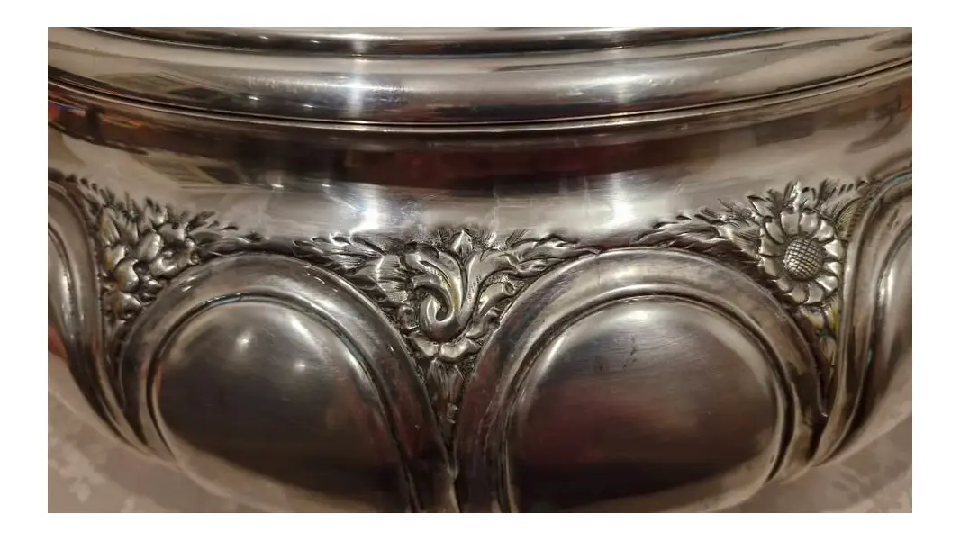 Foto de um(a) Grande e Imponente Sopeira Portuguesa Fernando Alves - Espessurada a prata, da categoria de Terrinas de sopa. Extraordinária sopeira portuguesa banhada a prata, marca Fernando Alves, toda trabalhada, bem grande com capacidade de 10... Mostrado de uma perspectiva diferente. Vendido no marketplace Trésors.