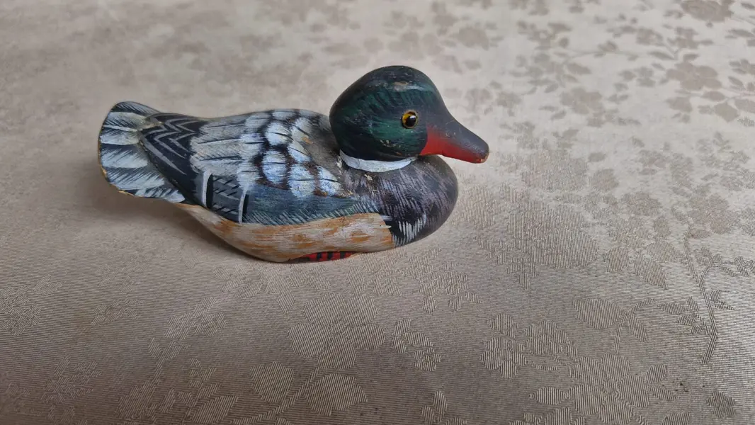 Foto de um(a) Três belas esculturas de pato em madeira, da categoria de Outros objetos decorativos. Lindas esculturas antigas de pato, entalhados e pintados à mão e com olhinhos de vidro, peças ricas em detalhes!Medidas:... Mostrado de uma perspectiva diferente. Vendido no marketplace Trésors.