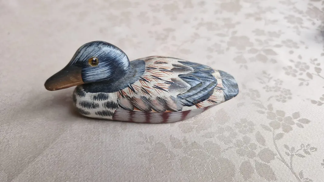 Foto de um(a) Três belas esculturas de pato em madeira, da categoria de Outros objetos decorativos. Lindas esculturas antigas de pato, entalhados e pintados à mão e com olhinhos de vidro, peças ricas em detalhes!Medidas:... Mostrado de uma perspectiva diferente. Vendido no marketplace Trésors.