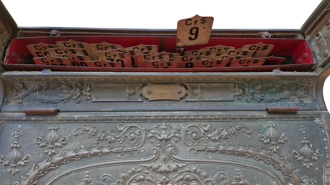 Foto de um(a) Caixa Registradora da marca National do Início do Séc. XX, da categoria de Outros colecionáveis. Belíssima caixa registradora mecânica da National Cash Register (NCR), fabricada no ano de 1910 em Dayton, Ohio, modelo... Mostrado de uma perspectiva diferente. Vendido no marketplace Trésors.