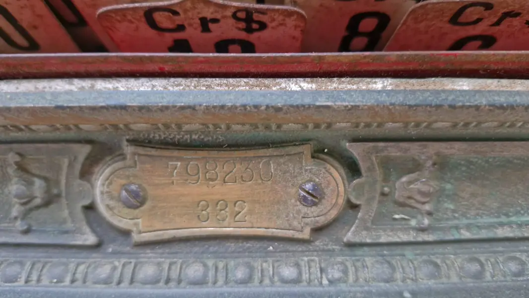 Foto de um(a) Caixa Registradora da marca National do Início do Séc. XX, da categoria de Outros colecionáveis. Belíssima caixa registradora mecânica da National Cash Register (NCR), fabricada no ano de 1910 em Dayton, Ohio, modelo... Mostrado de uma perspectiva diferente. Vendido no marketplace Trésors.