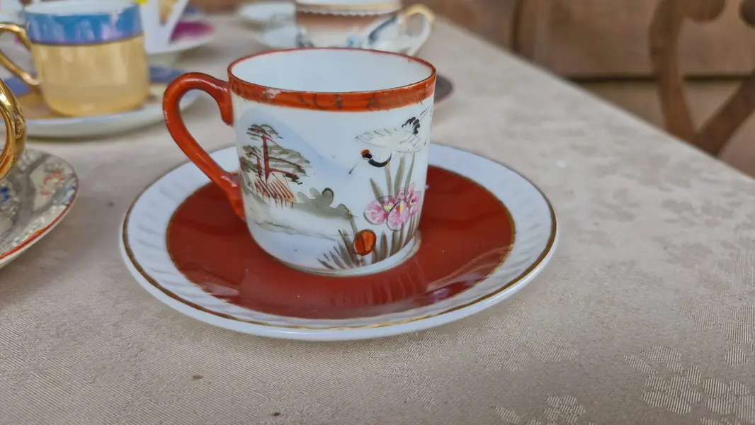 Foto de um(a) Lindo conjunto com 18 xícaras e pires variados, da categoria de Xícaras. Belo conjunto de 18 xícaras de café e pires variados de porcelana, alguns de origem japonesa casca de ovo, tipo de porcelana... Mostrado de uma perspectiva diferente. Vendido no marketplace Trésors.