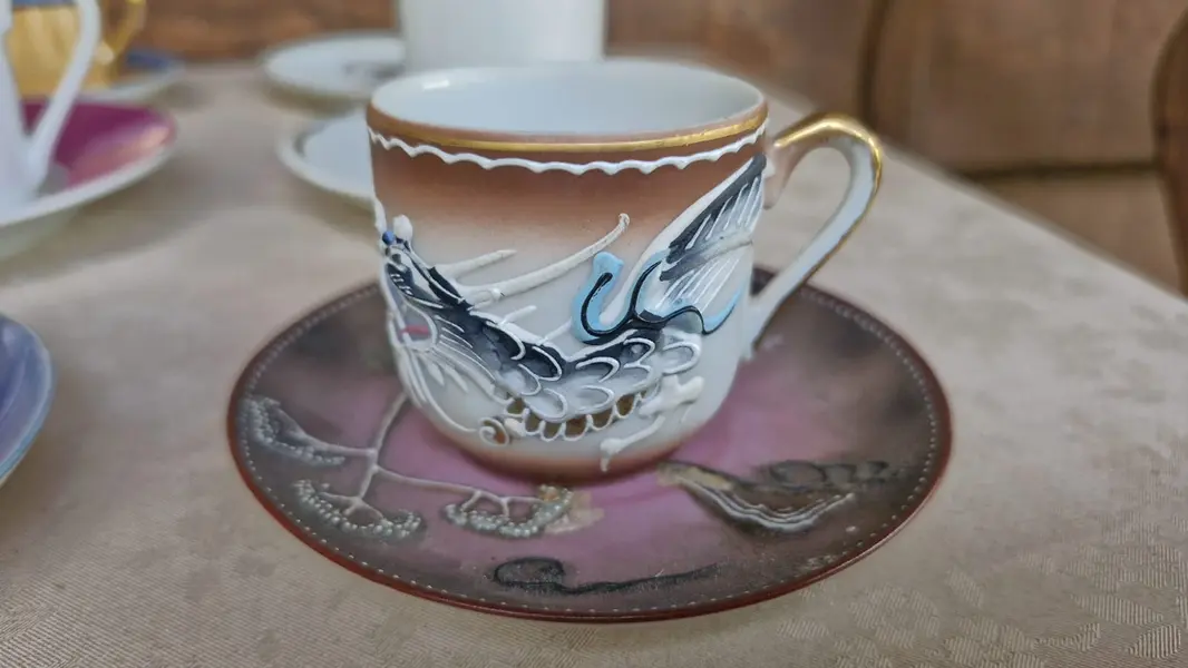 Foto de um(a) Lindo conjunto com 18 xícaras e pires variados, da categoria de Xícaras. Belo conjunto de 18 xícaras de café e pires variados de porcelana, alguns de origem japonesa casca de ovo, tipo de porcelana... Mostrado de uma perspectiva diferente. Vendido no marketplace Trésors.