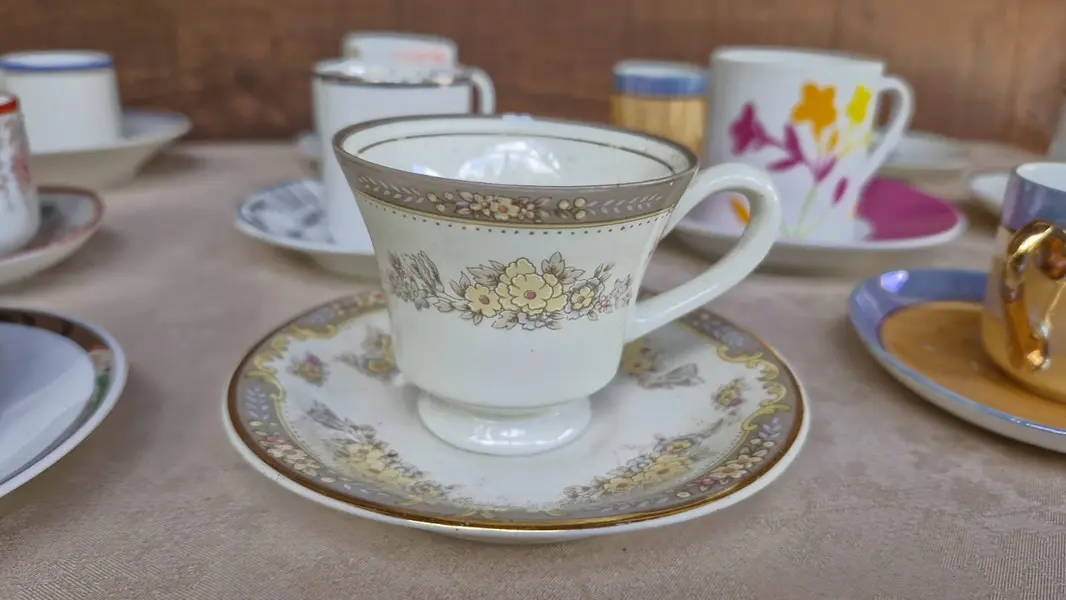 Foto de um(a) Lindo conjunto com 18 xícaras e pires variados, da categoria de Xícaras. Belo conjunto de 18 xícaras de café e pires variados de porcelana, alguns de origem japonesa casca de ovo, tipo de porcelana... Mostrado de uma perspectiva diferente. Vendido no marketplace Trésors.