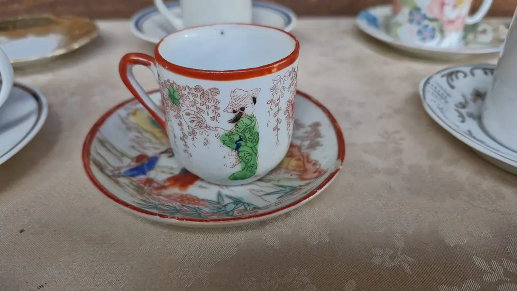 Foto de um(a) Lindo conjunto com 18 xícaras e pires variados, da categoria de Xícaras. Belo conjunto de 18 xícaras de café e pires variados de porcelana, alguns de origem japonesa casca de ovo, tipo de porcelana... Mostrado de uma perspectiva diferente. Vendido no marketplace Trésors.