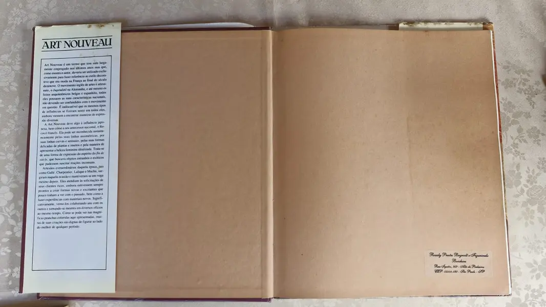 Foto de um(a) Raro trio de livros especiais, da categoria de Livros. Rara coleção de três livros sendo: Art Nouveau: 54 pranchas a cores - Este livro publicado em 1985 é um recurso ilustrado... Mostrado de uma perspectiva diferente. Vendido no marketplace Trésors.