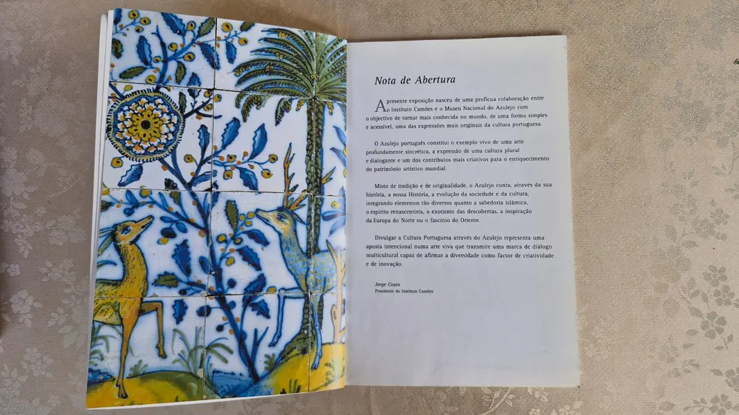 Foto de um(a) Raro trio de livros especiais, da categoria de Livros. Rara coleção de três livros sendo: Art Nouveau: 54 pranchas a cores - Este livro publicado em 1985 é um recurso ilustrado... Mostrado de uma perspectiva diferente. Vendido no marketplace Trésors.