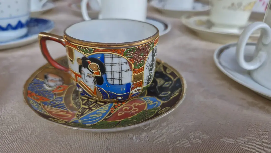 Foto de um(a) Lindo conjunto com 18 xícaras e pires variados, da categoria de Xícaras. Belo conjunto de 18 xícaras de café e pires variados de porcelana, alguns de origem japonesa casca de ovo, tipo de porcelana... Mostrado de uma perspectiva diferente. Vendido no marketplace Trésors.