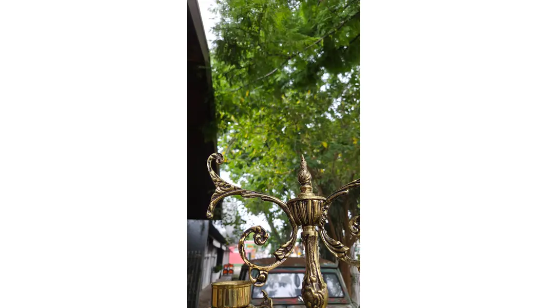 Foto de um(a) Candelabro Clássico em Bronze – 9 Bocas, da categoria de Castiçais. Elegante candelabro em bronze, com 9 bocas e rica ornamentação de inspiração clássica. Peça de presença marcante, ideal para... Mostrado de uma perspectiva diferente. Vendido no marketplace Trésors.