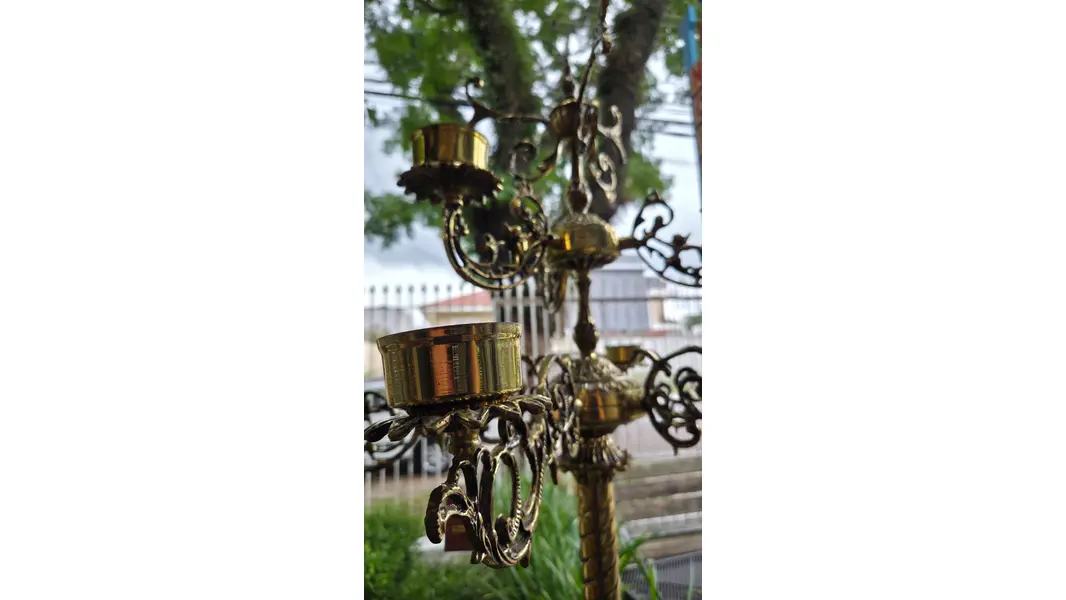 Foto de um(a) Candelabro Clássico em Bronze – 9 Bocas, da categoria de Castiçais. Elegante candelabro em bronze, com 9 bocas e rica ornamentação de inspiração clássica. Peça de presença marcante, ideal para... Mostrado de uma perspectiva diferente. Vendido no marketplace Trésors.