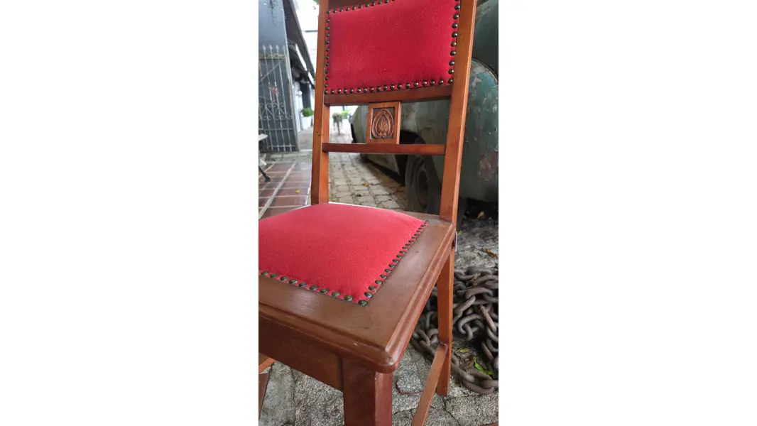 Foto de um(a) Cadeira Centenária em Imbuia Maciça, da categoria de Outras cadeiras . Adicione personalidade e história ao seu ambiente com esta belíssima cadeira centenária. Executada em Imbuia, uma das... Mostrado de uma perspectiva diferente. Vendido no marketplace Trésors.