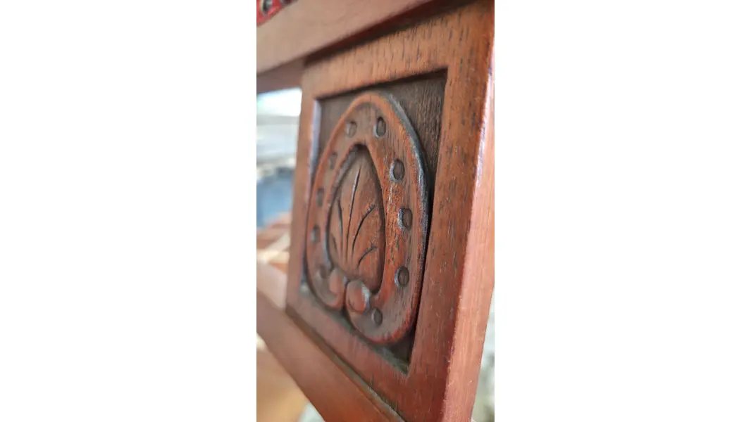 Foto de um(a) Cadeira Centenária em Imbuia Maciça, da categoria de Outras cadeiras . Adicione personalidade e história ao seu ambiente com esta belíssima cadeira centenária. Executada em Imbuia, uma das... Mostrado de uma perspectiva diferente. Vendido no marketplace Trésors.