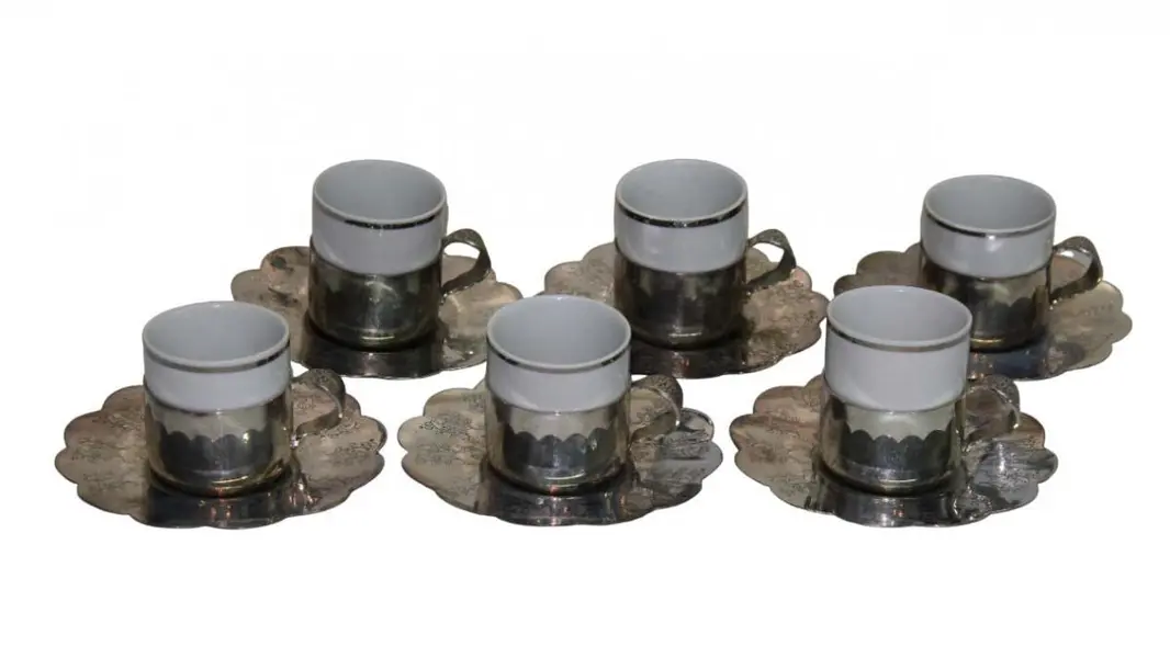 Foto de um(a) Conjunto 06 Xícaras De Café - Mp Prata, da categoria de Xícaras. Conjunto de 06 xícaras no estojo original, para café acompanha bandeja e 06 colherinhas, os pires e a bandeja apresentam... Mostrado de uma perspectiva diferente. Vendido no marketplace Trésors.