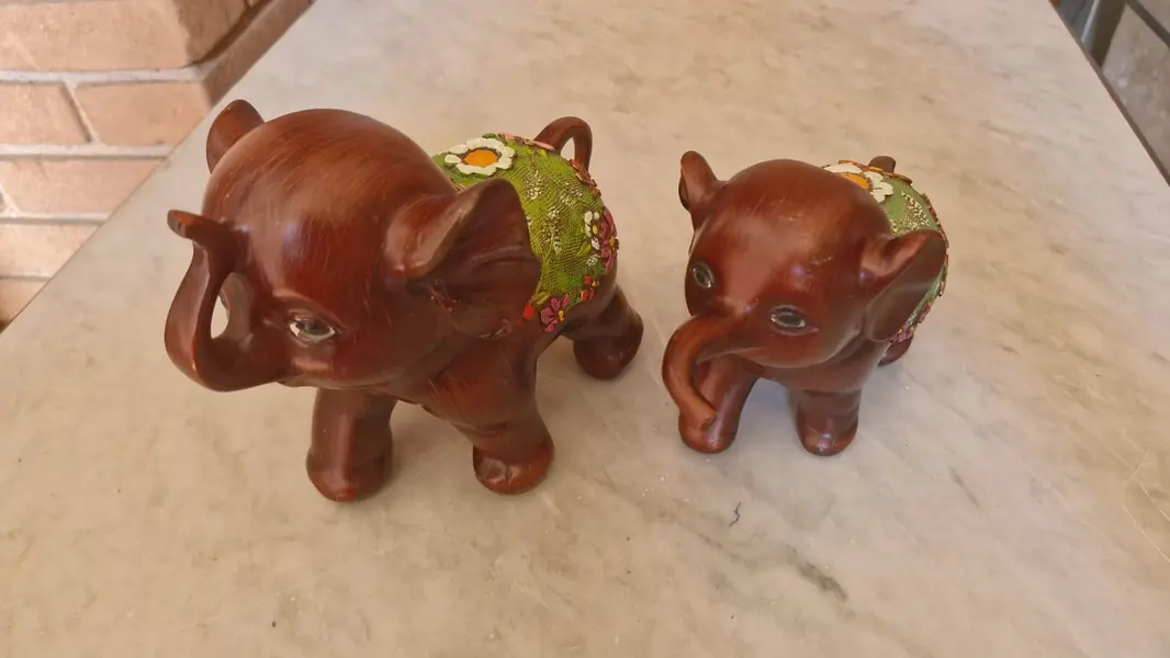 Foto de um(a) Par de Elefantes de Bali - Peças Raras, da categoria de Modelos e estatuetas. Este par representa a Comunhão Espiritual e a Gratidão O Arco da Conexão: Quando colocados de frente, as trombas longas... Mostrado de uma perspectiva diferente. Vendido no marketplace Trésors.