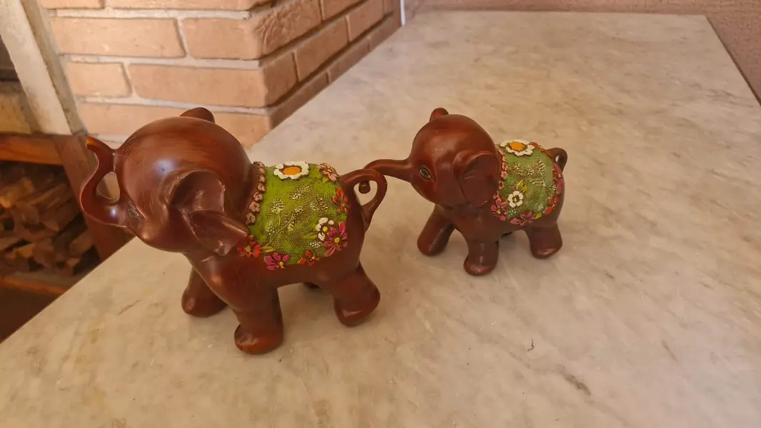Foto de um(a) Par de Elefantes de Bali - Peças Raras, da categoria de Modelos e estatuetas. Este par representa a Comunhão Espiritual e a Gratidão O Arco da Conexão: Quando colocados de frente, as trombas longas... Mostrado de uma perspectiva diferente. Vendido no marketplace Trésors.