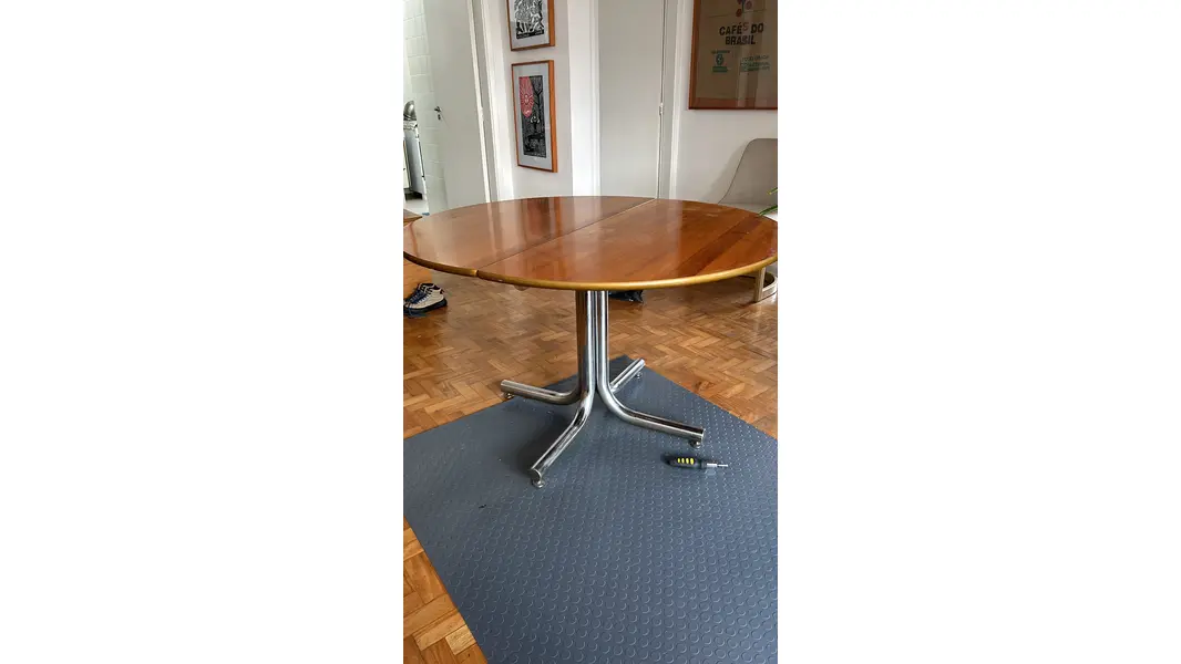 Foto de um(a) Mesa de jantar extensível Geraldo de Barros para Hobjeto anos 1970, da categoria de Mesas de Jantar. Mesa de jantar redonda extensível design Geraldo de Barros para Hobjeto, produzida na década de 1970. Garimpada em leilão e... Mostrado de uma perspectiva diferente. Vendido no marketplace Trésors.